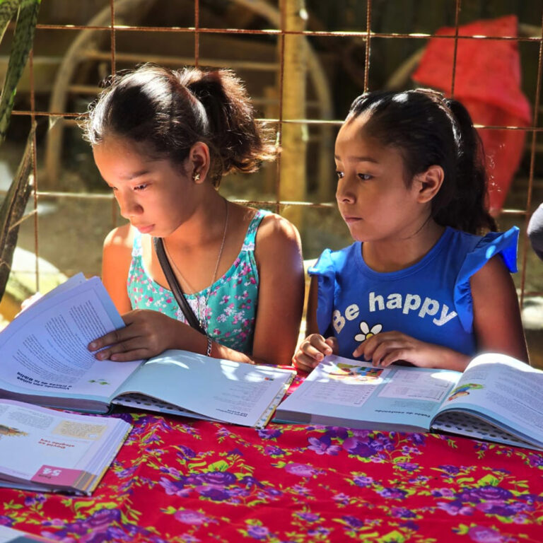 Familias leyendo la Biblia de los 100 pasos